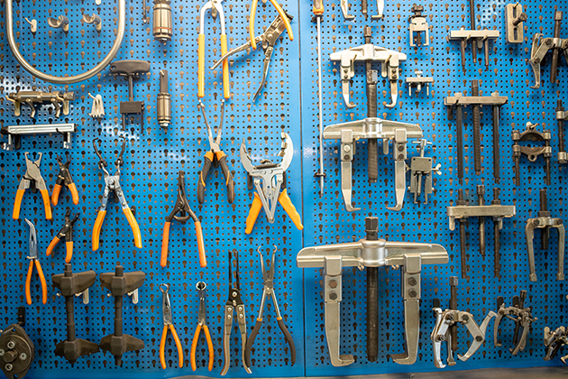 09_attrezzi sfondo blu