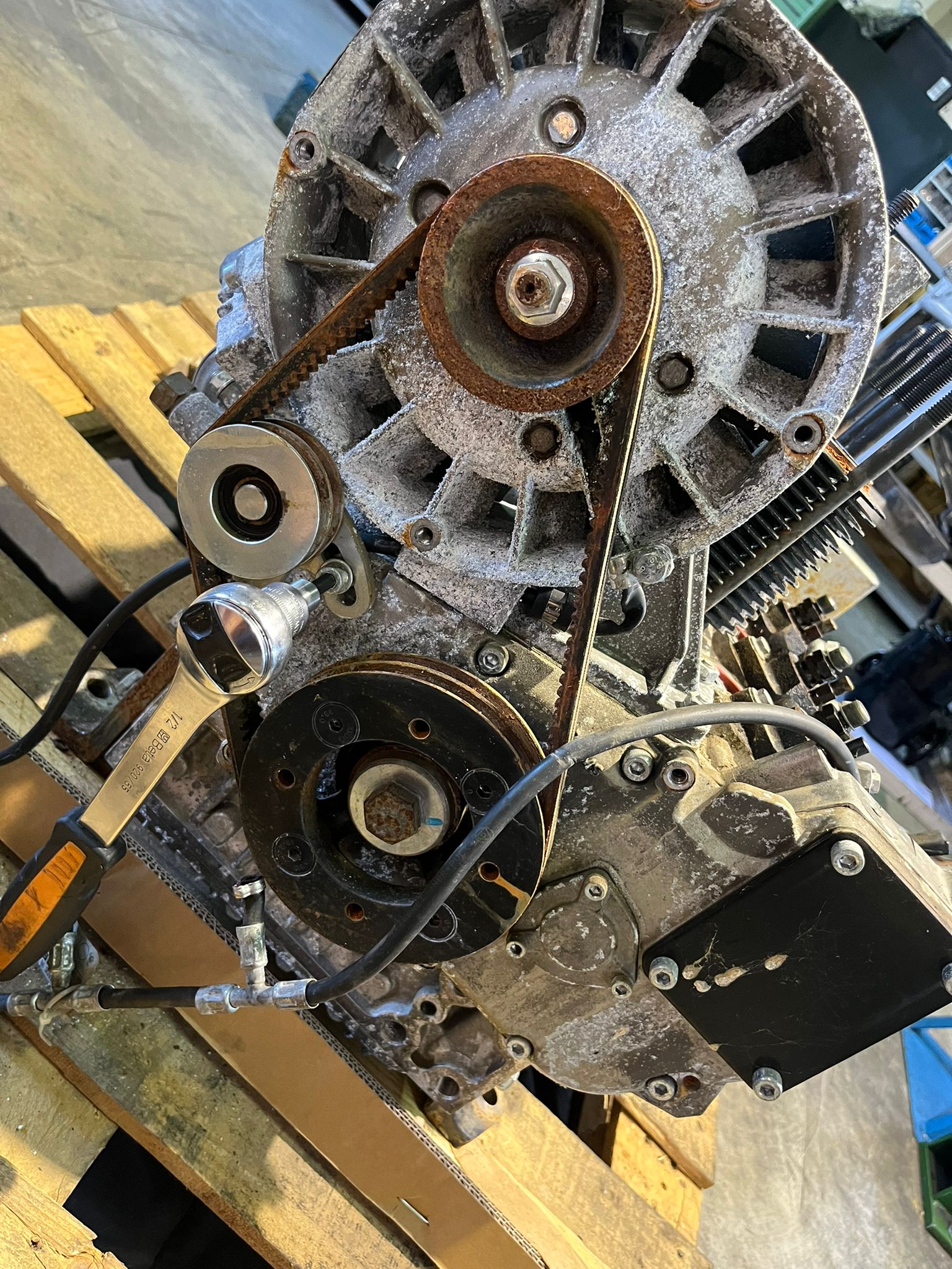 alternatore motore cinghia pulegge dettaglio