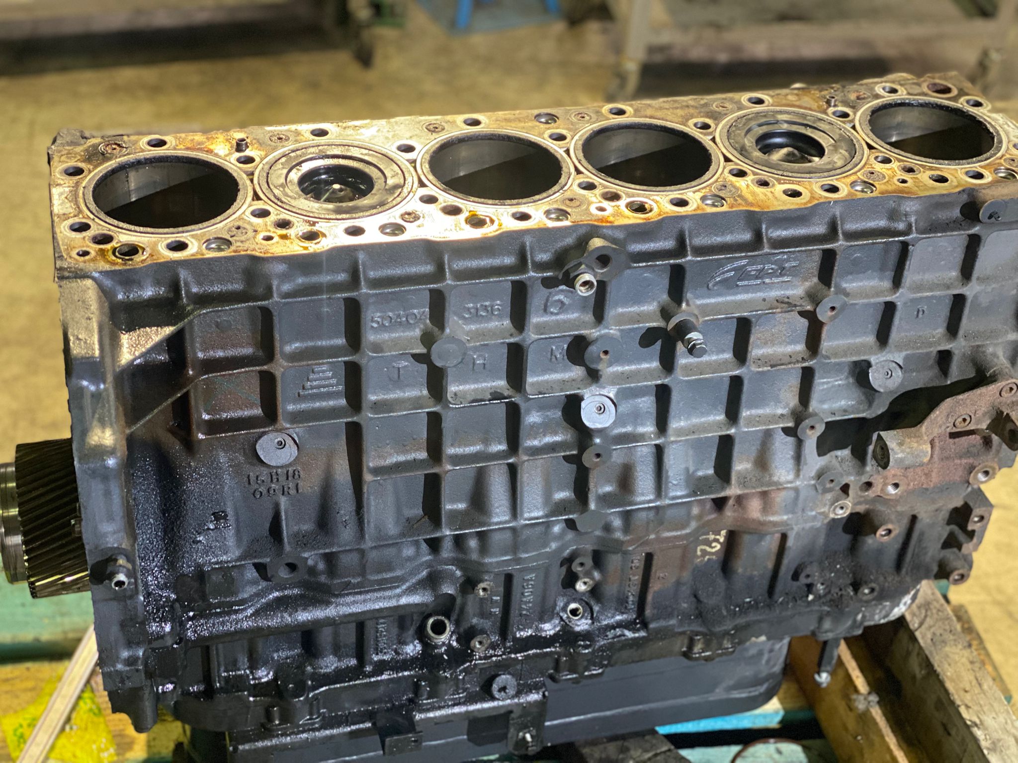 monoblocco motore vista laterale con cilindri