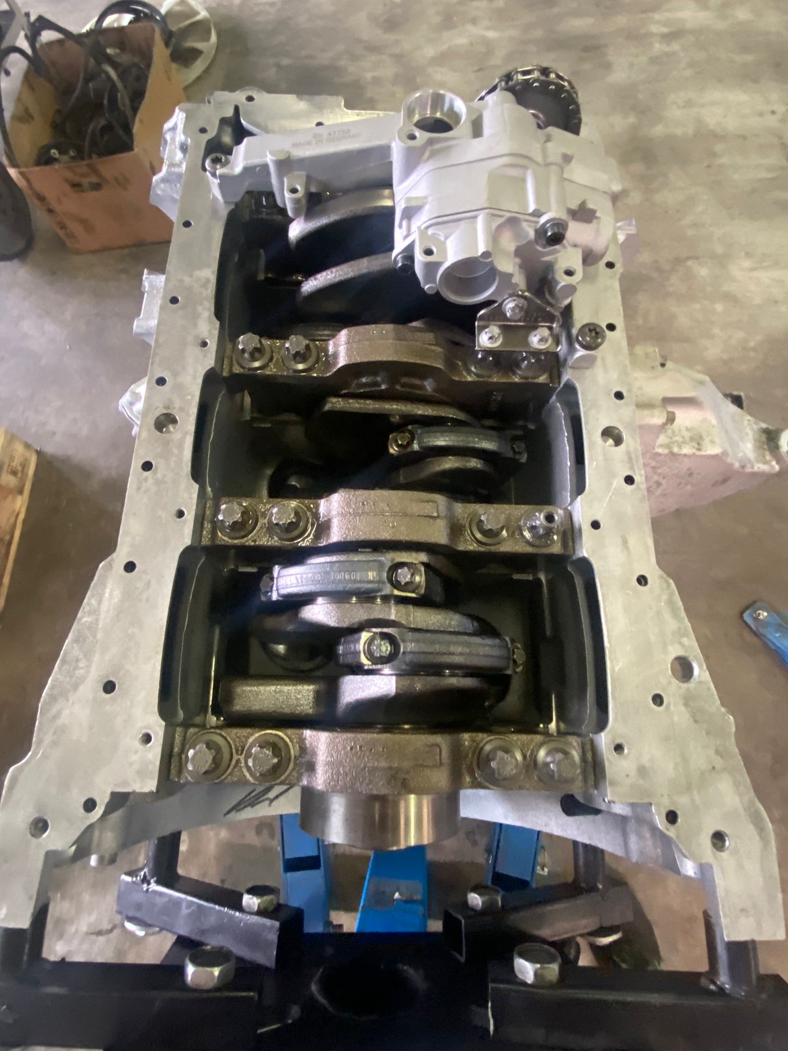 motore grigio albero motore cappelli banco