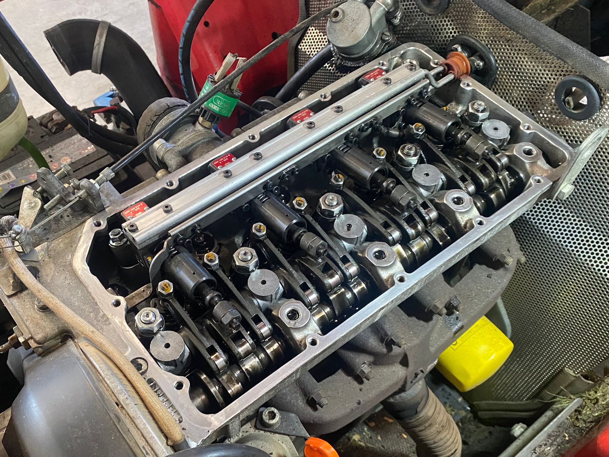 motore grigio treno valvole senza coperchio