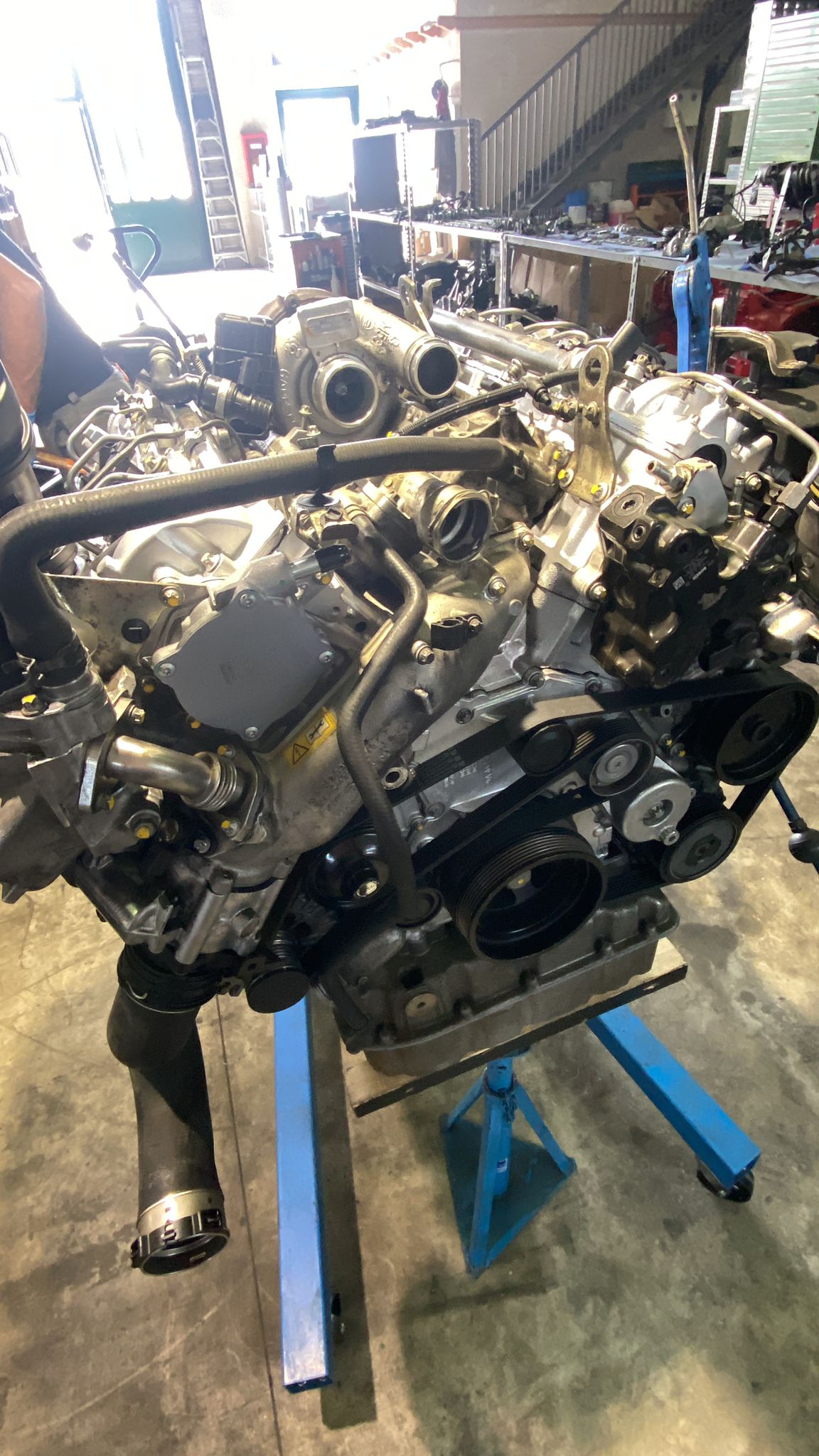 motore turbo completo su cavalletto officina